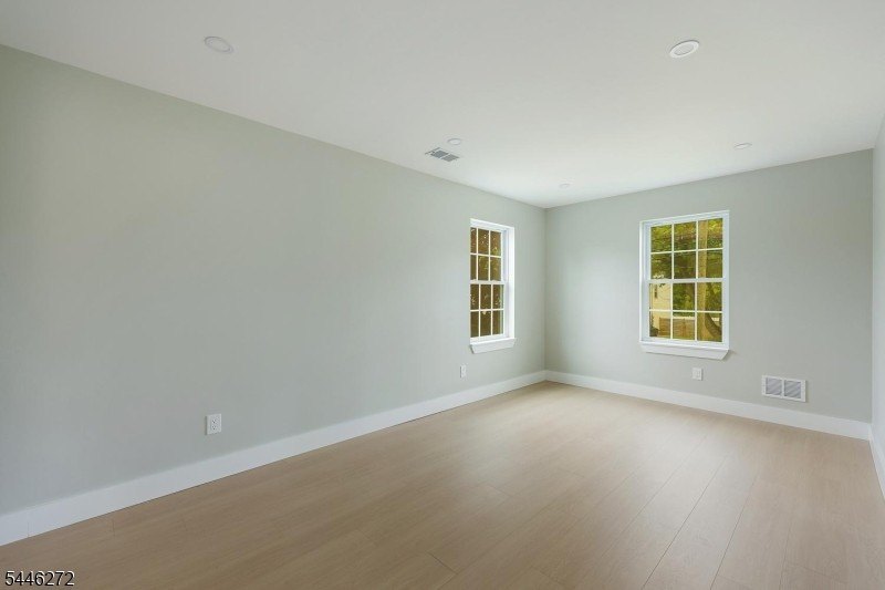 COMMUTER'S DREAM EXQUISITE NEW EAST FACING CONTEMPORARY MODERN - photo 22