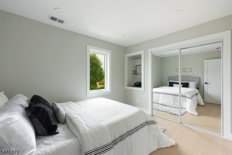 COMMUTER'S DREAM EXQUISITE NEW EAST FACING CONTEMPORARY MODERN - photo 23