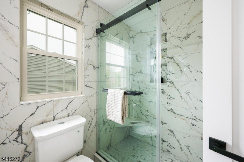 COMMUTER'S DREAM EXQUISITE NEW EAST FACING CONTEMPORARY MODERN - photo 25