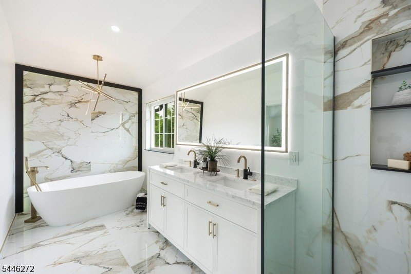 COMMUTER'S DREAM EXQUISITE NEW EAST FACING CONTEMPORARY MODERN - photo 32