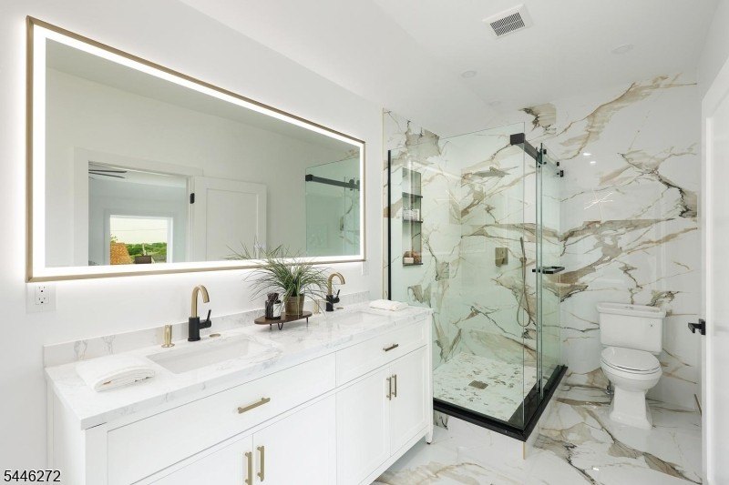 COMMUTER'S DREAM EXQUISITE NEW EAST FACING CONTEMPORARY MODERN - photo 33