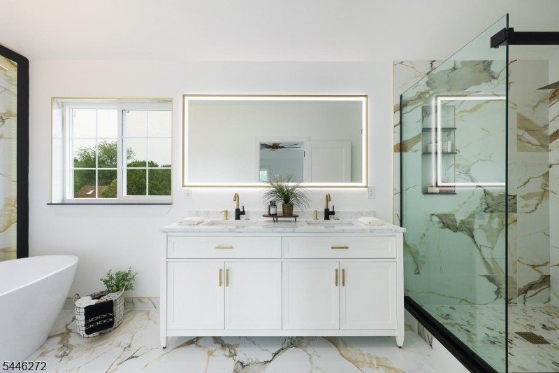 COMMUTER'S DREAM EXQUISITE NEW EAST FACING CONTEMPORARY MODERN - photo 34