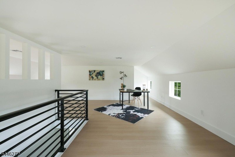 COMMUTER'S DREAM EXQUISITE NEW EAST FACING CONTEMPORARY MODERN - photo 36
