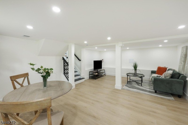 COMMUTER'S DREAM EXQUISITE NEW EAST FACING CONTEMPORARY MODERN - photo 41