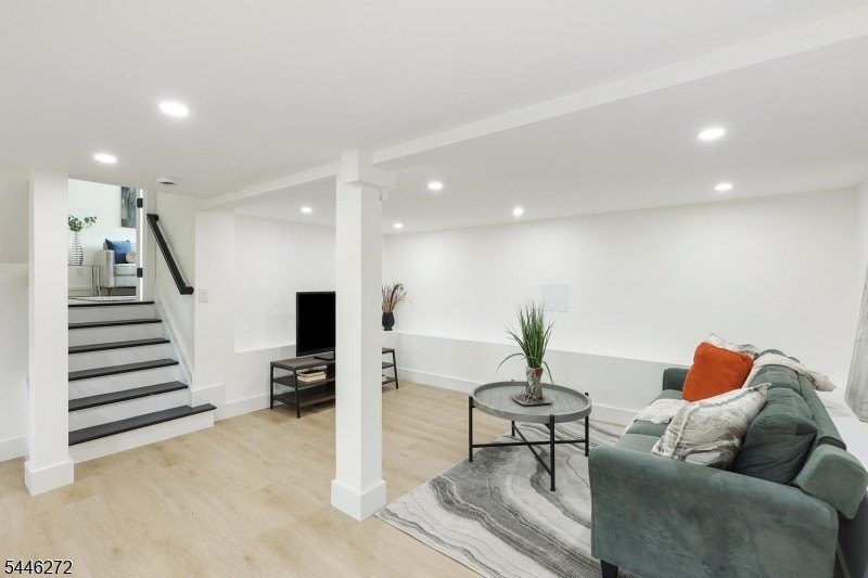 COMMUTER'S DREAM EXQUISITE NEW EAST FACING CONTEMPORARY MODERN - photo 42