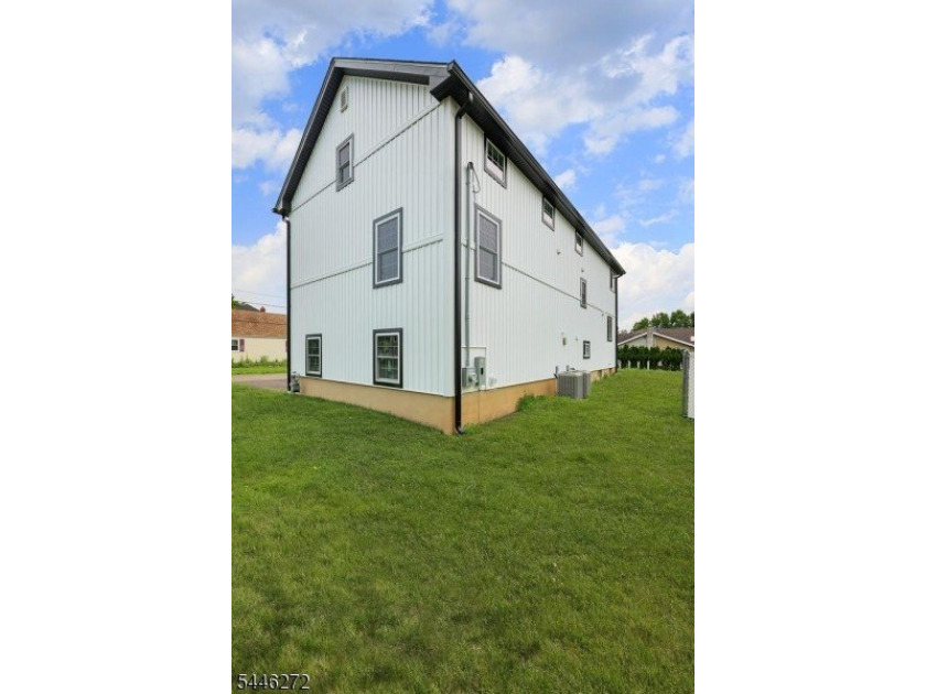 COMMUTER'S DREAM EXQUISITE NEW EAST FACING CONTEMPORARY MODERN - photo 47