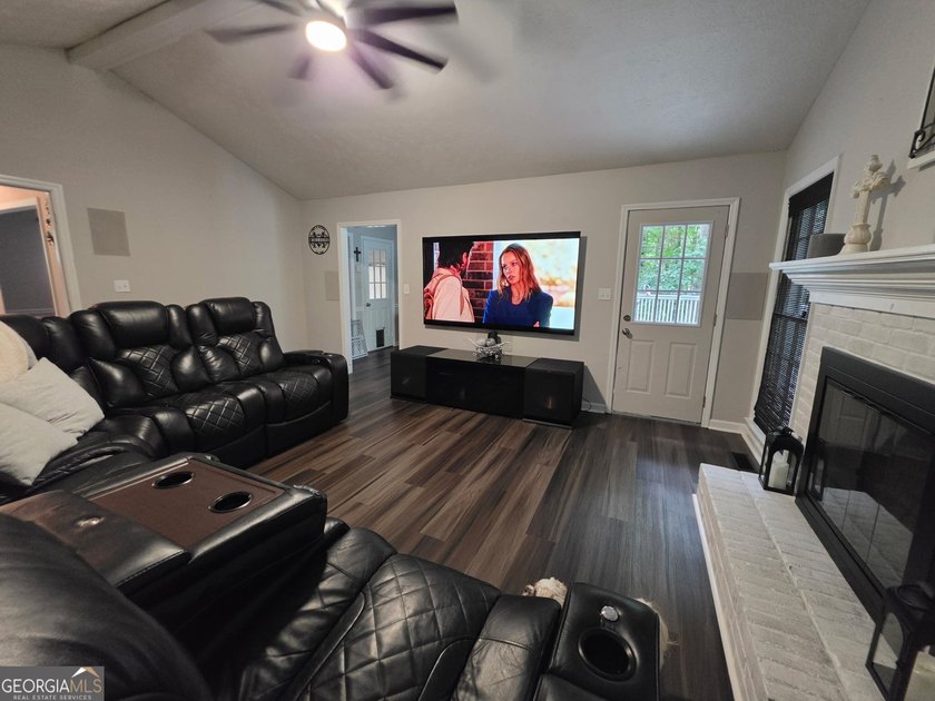 Welcome home to this charming one-level, three-bedroom, two-bath - photo 5