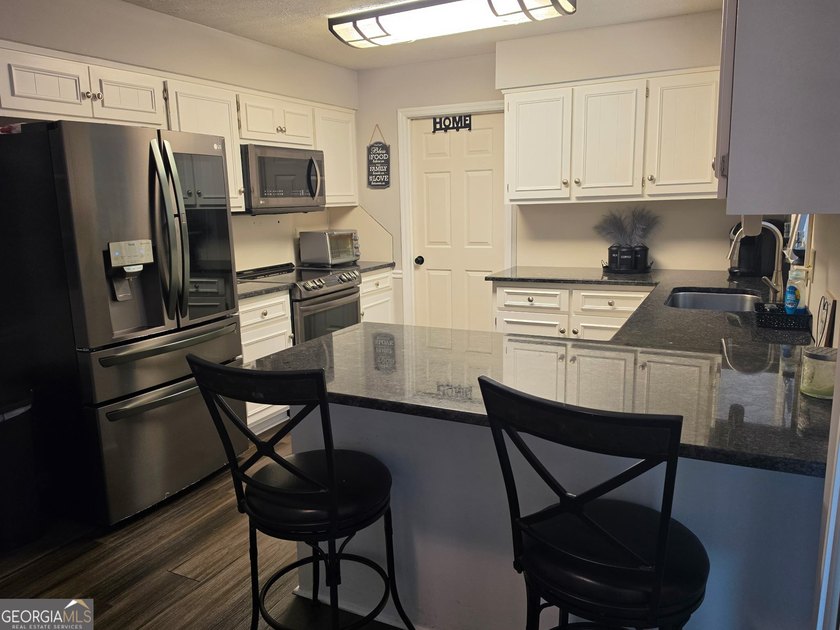 Welcome home to this charming one-level, three-bedroom, two-bath - photo 8