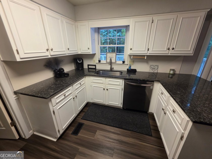 Welcome home to this charming one-level, three-bedroom, two-bath - photo 9