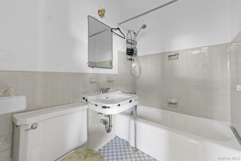 Spacious one-bedroom apartment in the desirable Fordham Hill - photo 7