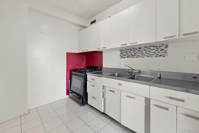 Spacious one-bedroom apartment in the desirable Fordham Hill - photo 10