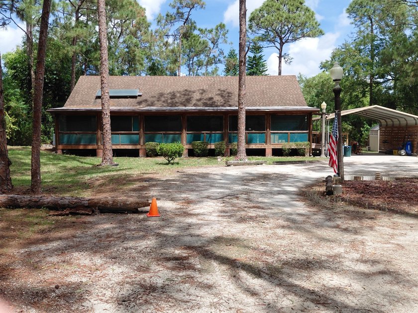This 2-bedroom, 2-bathroom log cabin offers rustic charm. It is - photo 2
