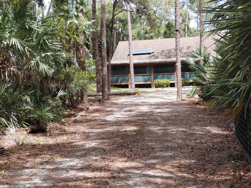This 2-bedroom, 2-bathroom log cabin offers rustic charm. It is - photo 3