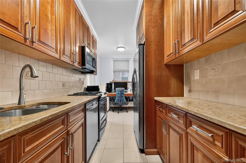 Large 2 bedroom home, offering rare square footage and - photo 3