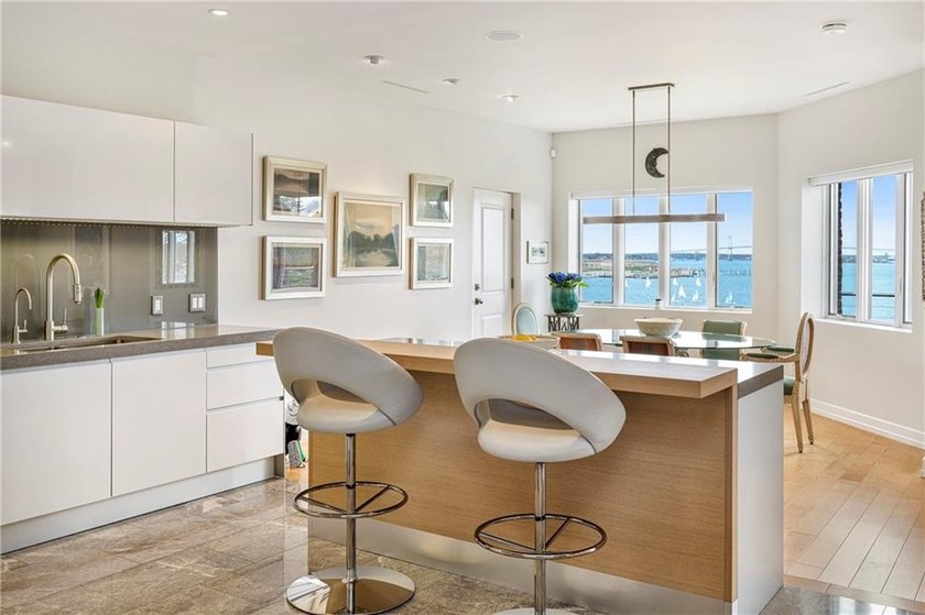 Perched on the top floor of the Bonniecrest estate, this - photo 5