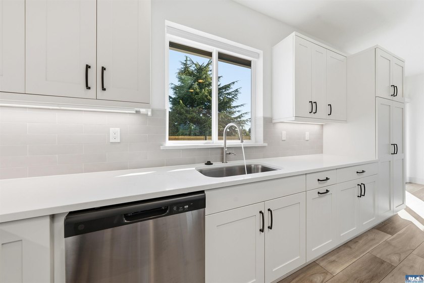 Beautiful custom home with those amazing mountain views to enjoy - photo 13