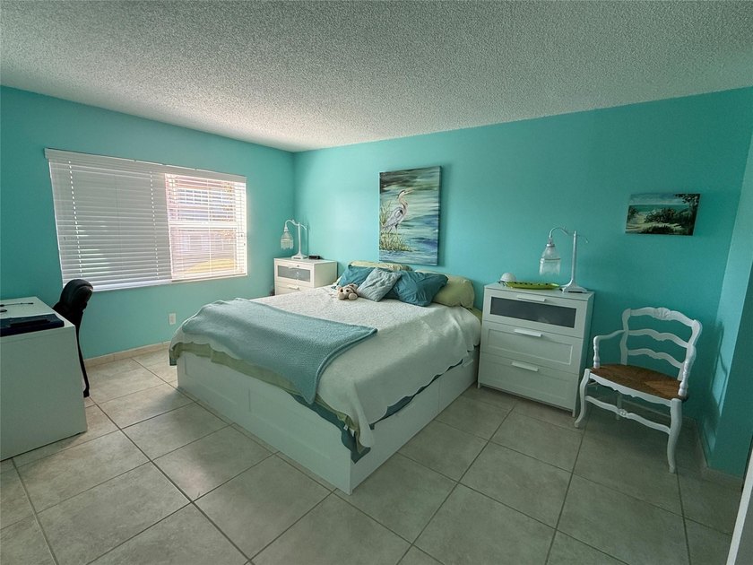Beautiful condo 1 bedroom, 1.5 bath. Move in ready come totally - photo 16