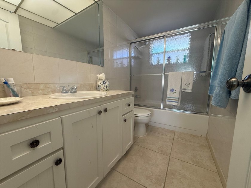 Beautiful condo 1 bedroom, 1.5 bath. Move in ready come totally - photo 17