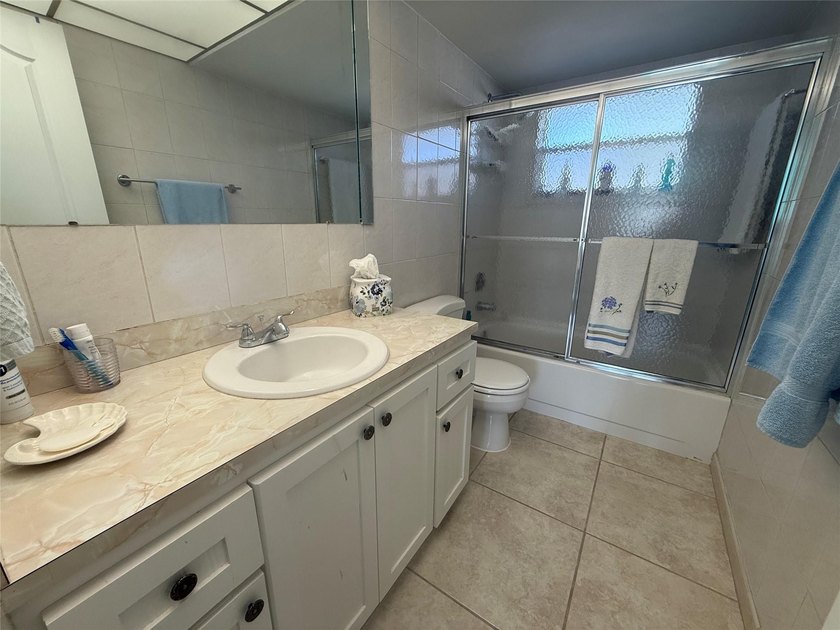 Beautiful condo 1 bedroom, 1.5 bath. Move in ready come totally - photo 18