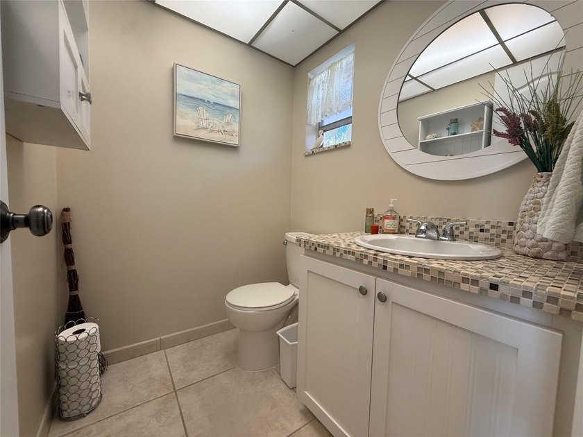 Beautiful condo 1 bedroom, 1.5 bath. Move in ready come totally - photo 19