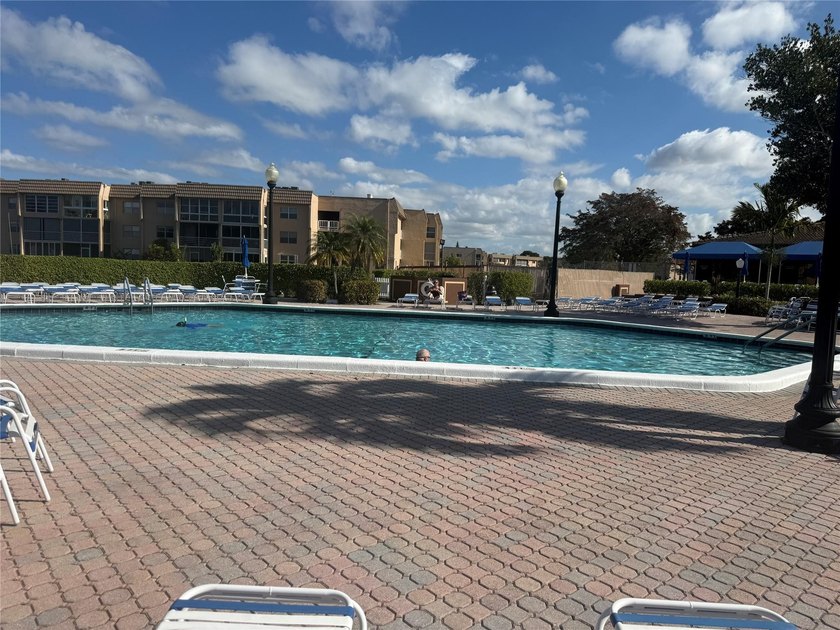 Beautiful condo 1 bedroom, 1.5 bath. Move in ready come totally - photo 21