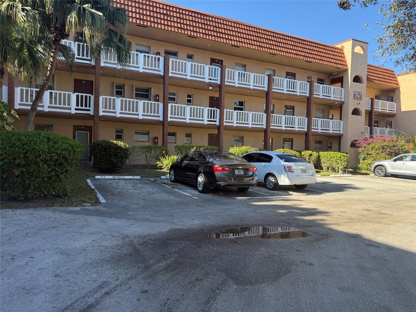 Beautiful condo 1 bedroom, 1.5 bath. Move in ready come totally - photo 27