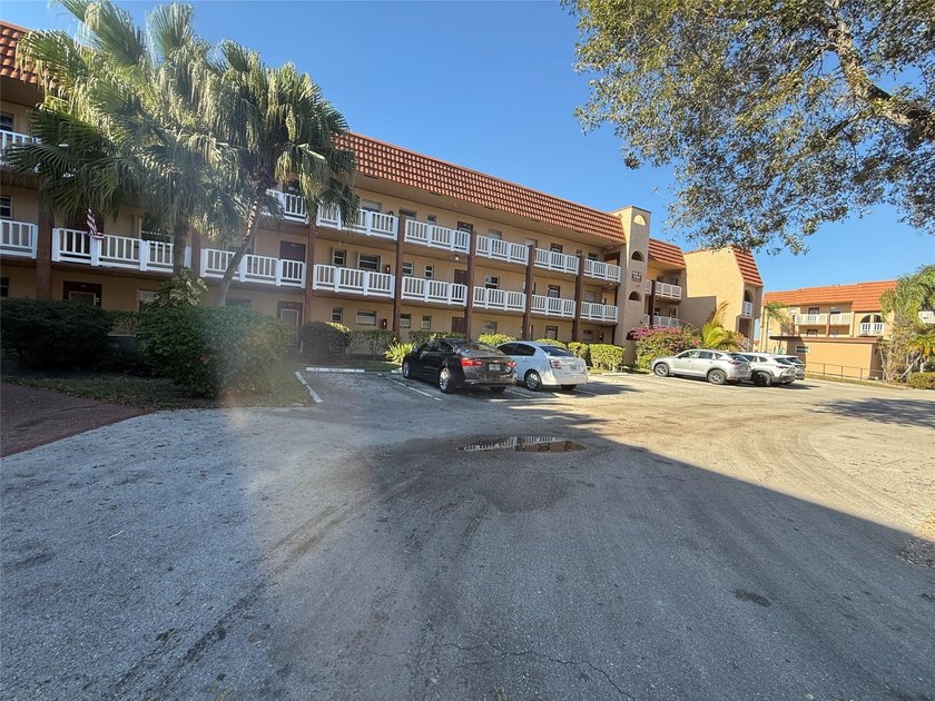 Beautiful condo 1 bedroom, 1.5 bath. Move in ready come totally - photo 28