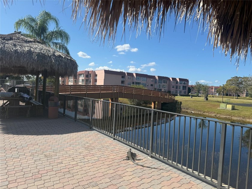 Beautiful condo 1 bedroom, 1.5 bath. Move in ready come totally - photo 30