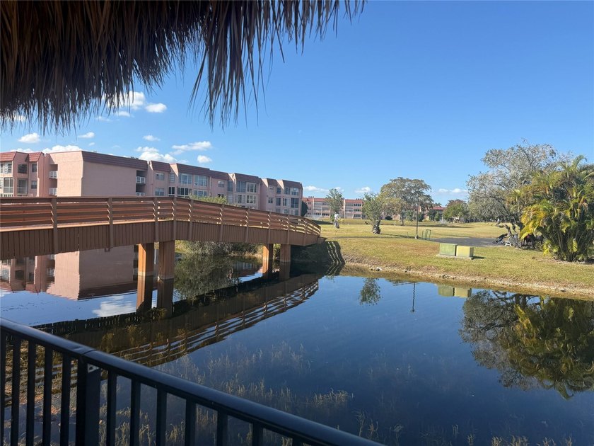Beautiful condo 1 bedroom, 1.5 bath. Move in ready come totally - photo 31
