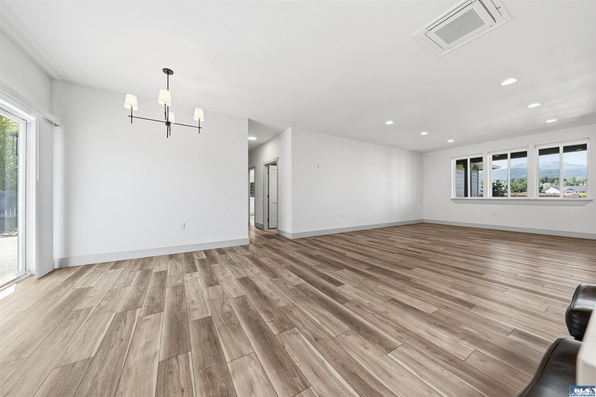 Beautiful custom home with those amazing mountain views to enjoy - photo 32