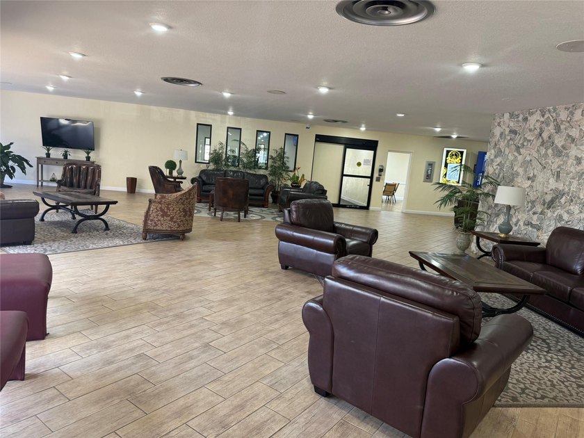 Beautiful condo 1 bedroom, 1.5 bath. Move in ready come totally - photo 33
