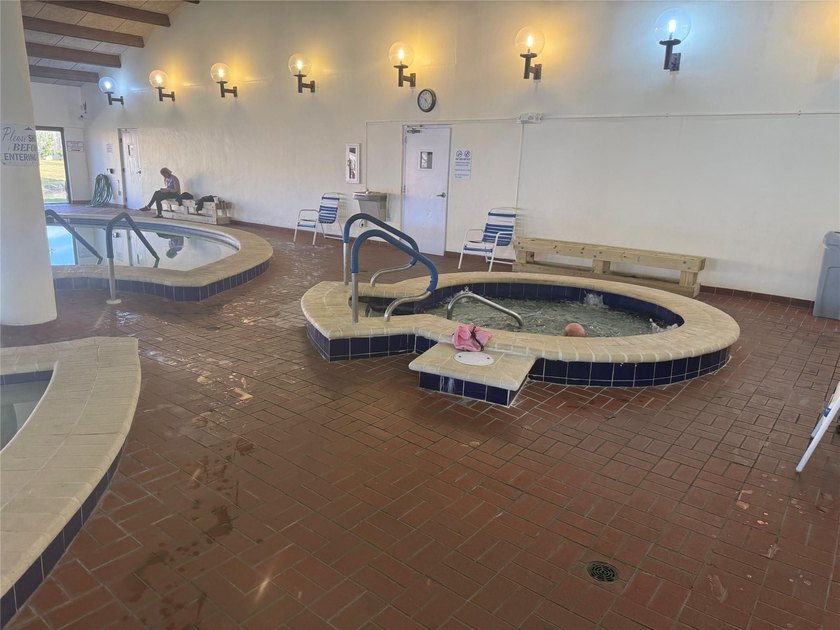 Beautiful condo 1 bedroom, 1.5 bath. Move in ready come totally - photo 36