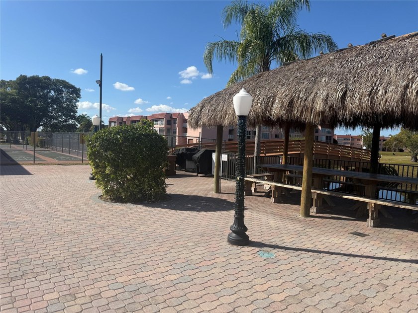 Beautiful condo 1 bedroom, 1.5 bath. Move in ready come totally - photo 38