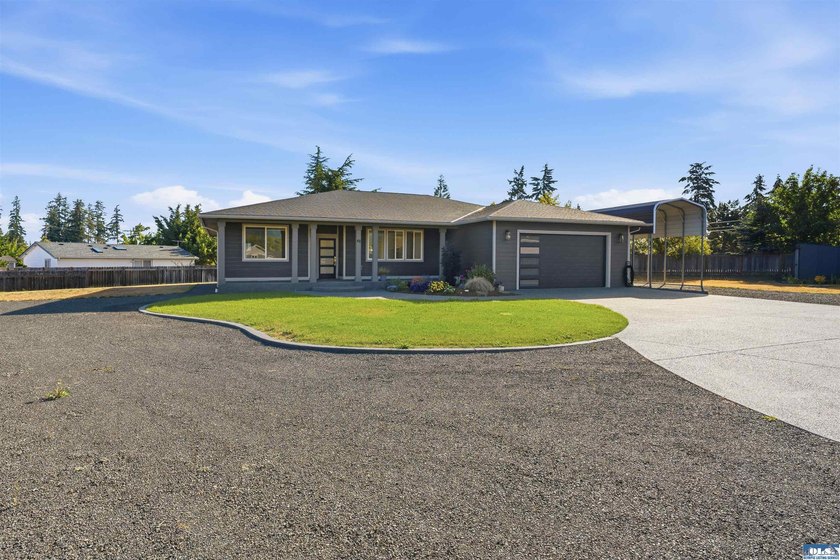 Beautiful custom home with those amazing mountain views to enjoy - photo 44