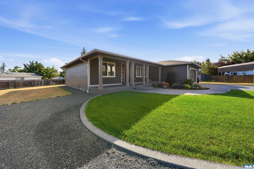 Beautiful custom home with those amazing mountain views to enjoy - photo 45