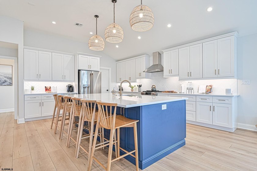 New Construction - * A Zone Location * This 4,000 Sf 3-story - photo 6
