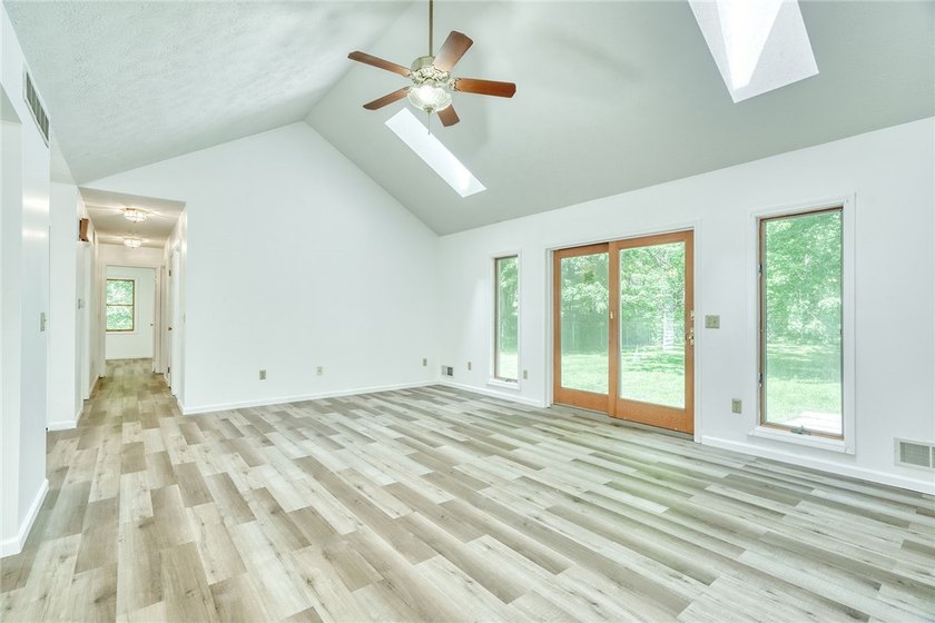 Welcome to 6578 Lakeside Road in Ontario! This 1,752 SF ranch - photo 13
