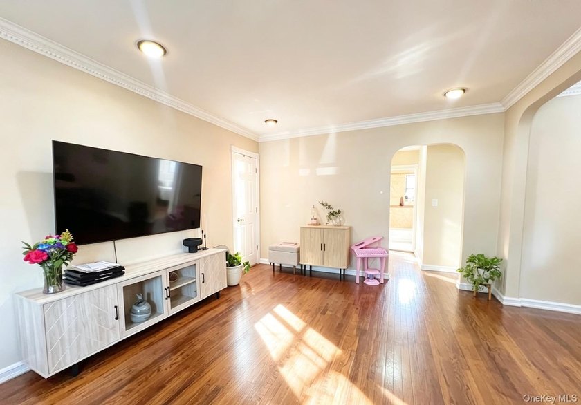 Stunning huge two bedrooms coop garden apartment in the heart of - photo 3