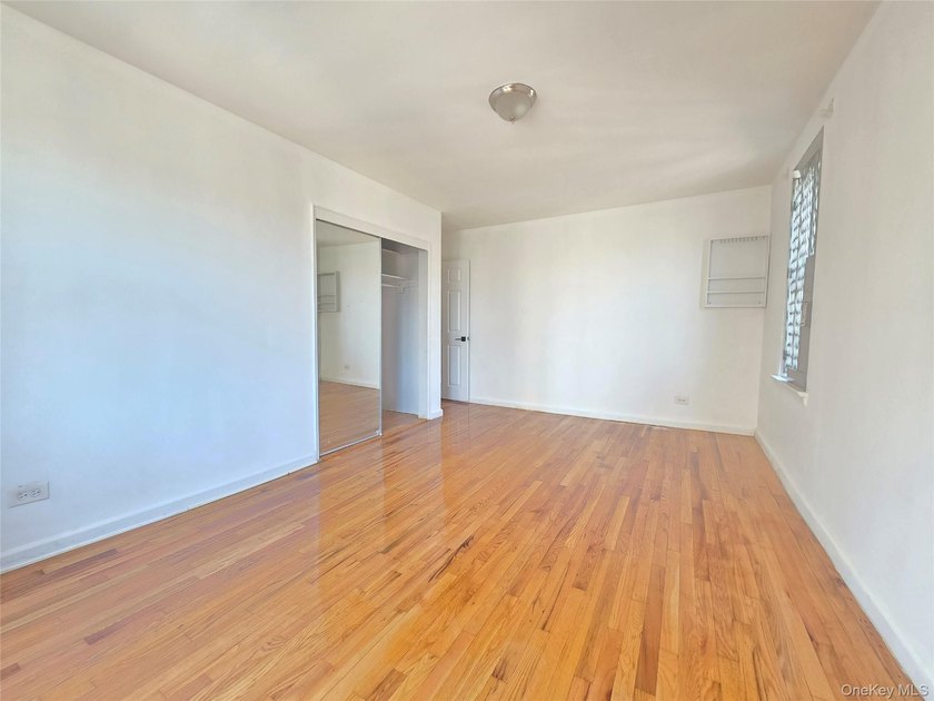 Welcome to this stunning 2 Bed room Co-Op in the Heart of the - photo 4