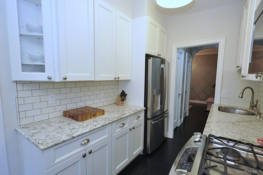 Elegant &amp; spacious prewar 2 bed, 2 bath corner unit in The - photo 11