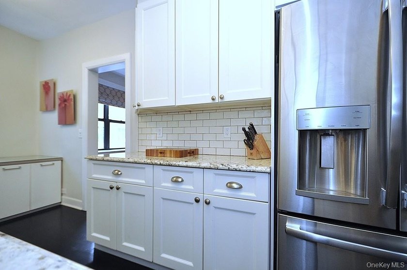 Elegant &amp; spacious prewar 2 bed, 2 bath corner unit in The - photo 12