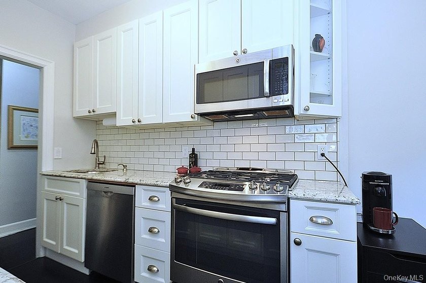 Elegant &amp; spacious prewar 2 bed, 2 bath corner unit in The - photo 13