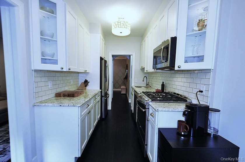 Elegant &amp; spacious prewar 2 bed, 2 bath corner unit in The - photo 14