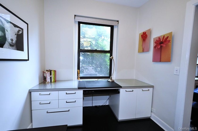 Elegant &amp; spacious prewar 2 bed, 2 bath corner unit in The - photo 16