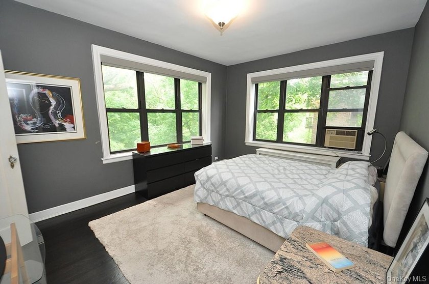 Elegant &amp; spacious prewar 2 bed, 2 bath corner unit in The - photo 17