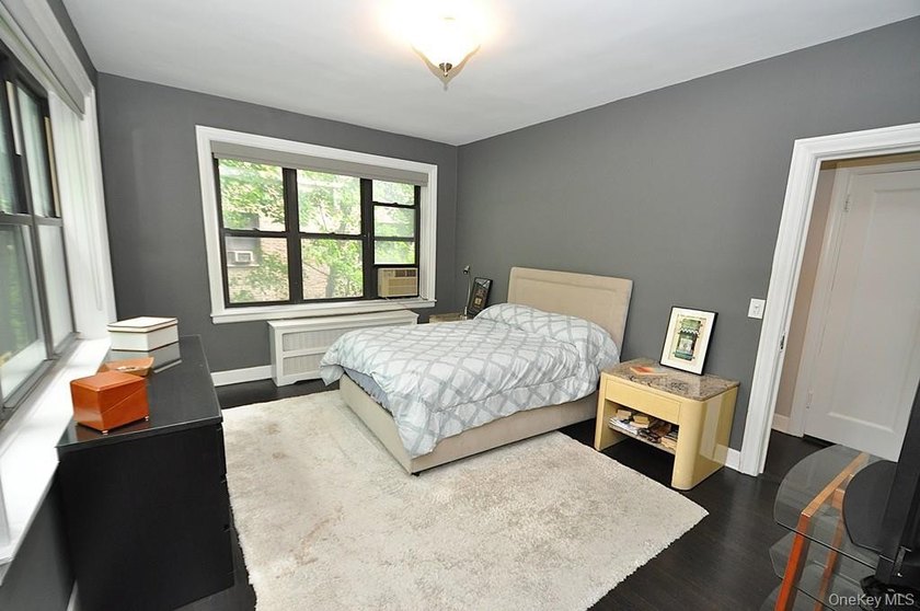 Elegant &amp; spacious prewar 2 bed, 2 bath corner unit in The - photo 20