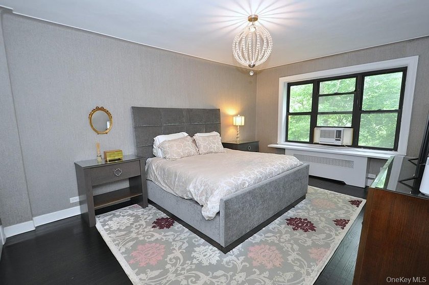 Elegant &amp; spacious prewar 2 bed, 2 bath corner unit in The - photo 24