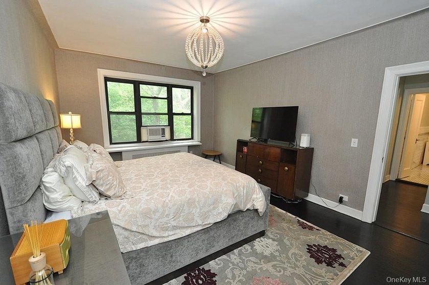 Elegant &amp; spacious prewar 2 bed, 2 bath corner unit in The - photo 26