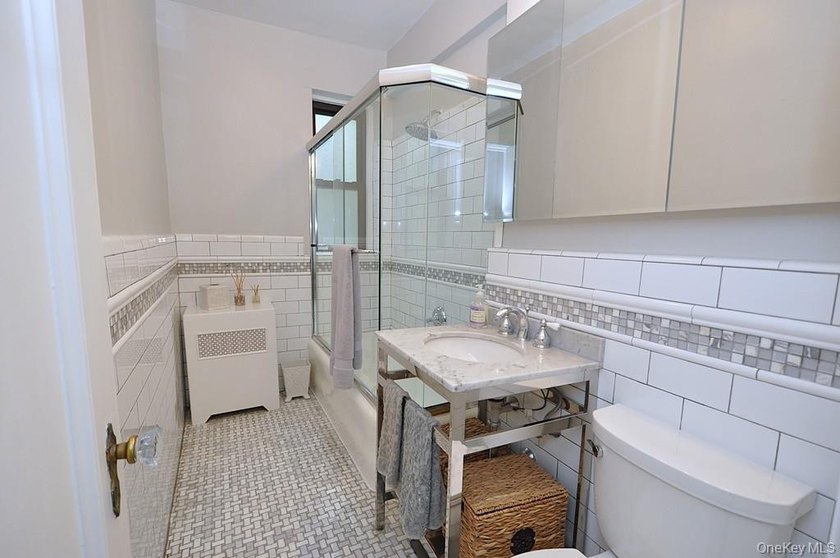 Elegant &amp; spacious prewar 2 bed, 2 bath corner unit in The - photo 28