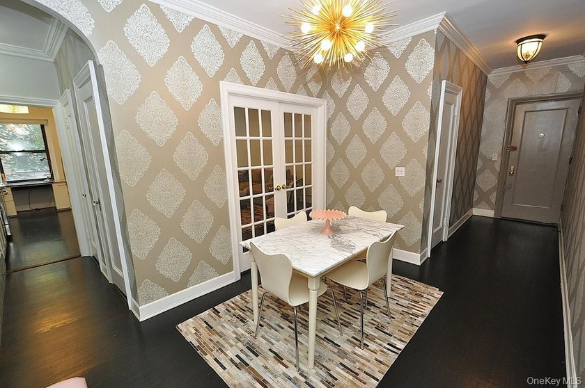 Elegant &amp; spacious prewar 2 bed, 2 bath corner unit in The - photo 30
